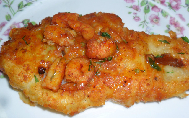 Filé de pescada empanada ao molho de camarão
