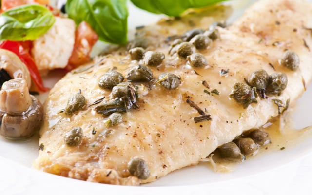 Filé de tilápia com alcaparras