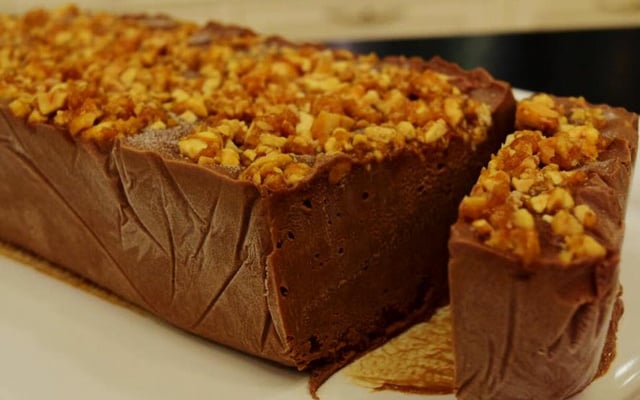 Sorvete de chocolate com pé de moleque