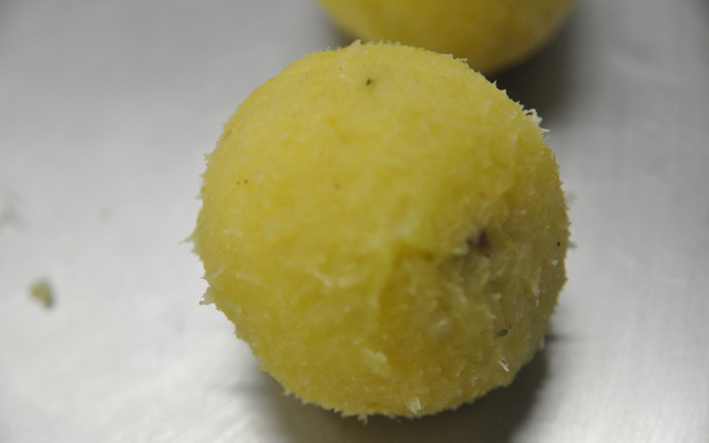 Bolinho de mandioca com recheio de carne seca