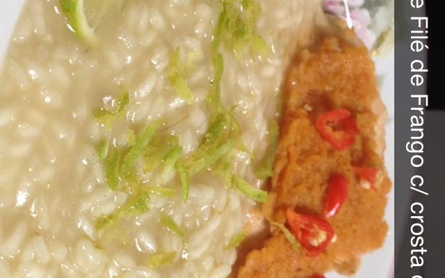 Risoto de limão com filé de frango na crosta de alho e tomate