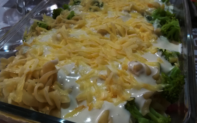 Macarrão com brócolis e creme branco