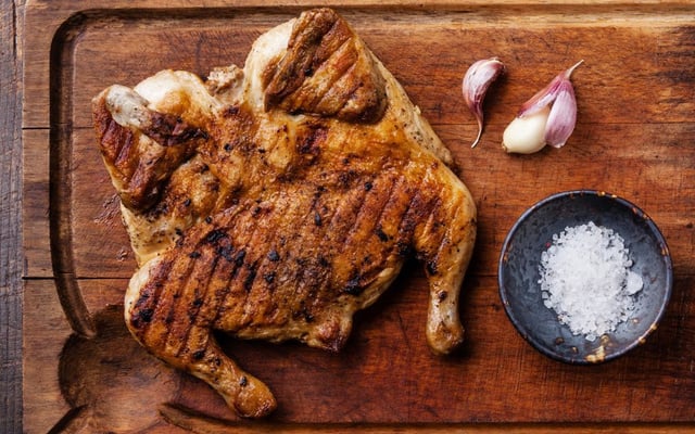 Frango inteiro na churrasqueira