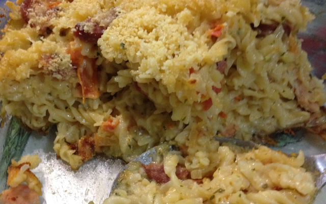 Macarrão ao forno com bacon e mussarela