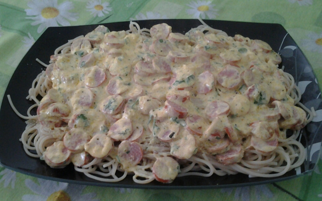 Massa alho e óleo com creme de leite e salsicha defumada