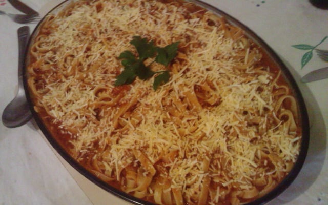 Macarronada com molho vermelho com carne moída