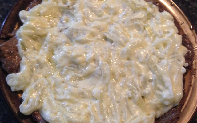 Bife acebolado com molho de maionese