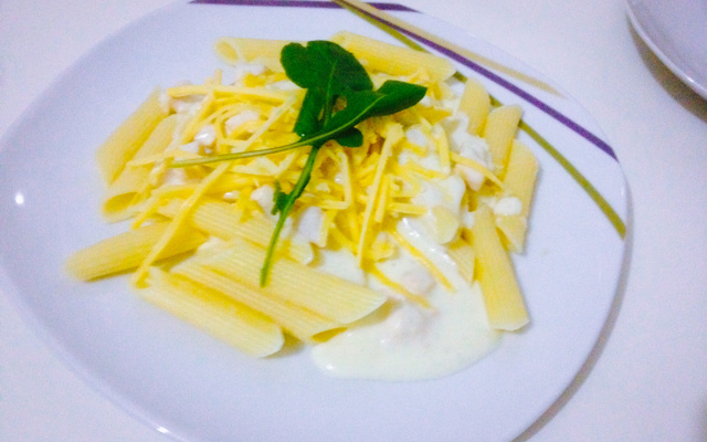 Macarrão ao molho branco e frango