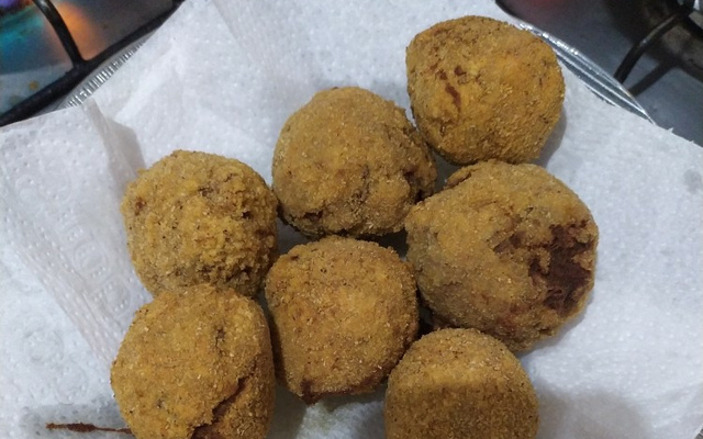 Ovo de codorna empanado