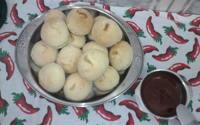Pãezinhos de queijo com geleia de goiaba