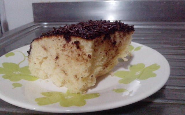 Bolo simples com recheio de chocolate