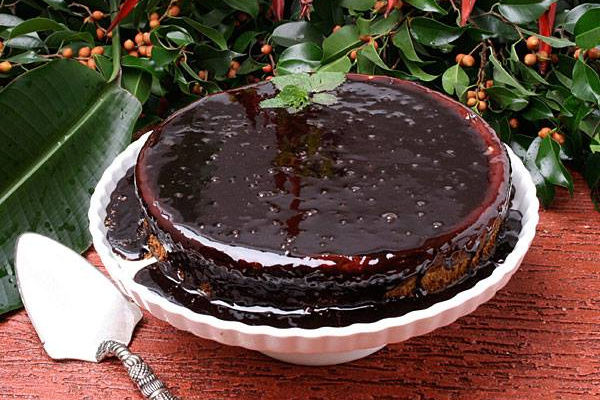 Bolo de açaí com calda de chocolate
