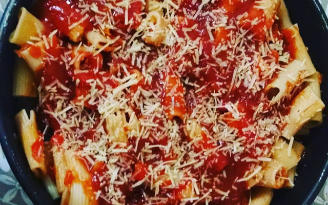 Rigatoni com presunto e queijo