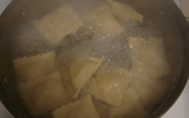 Ravioli com recheio de ricota, rúcula e tomate seco regado ao molho Alfredo