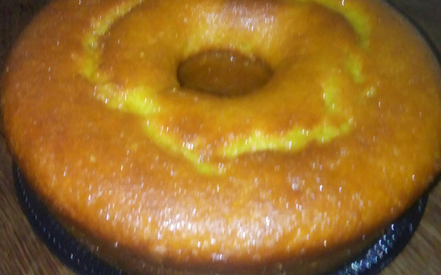 Bolo de cenoura com calda de laranja