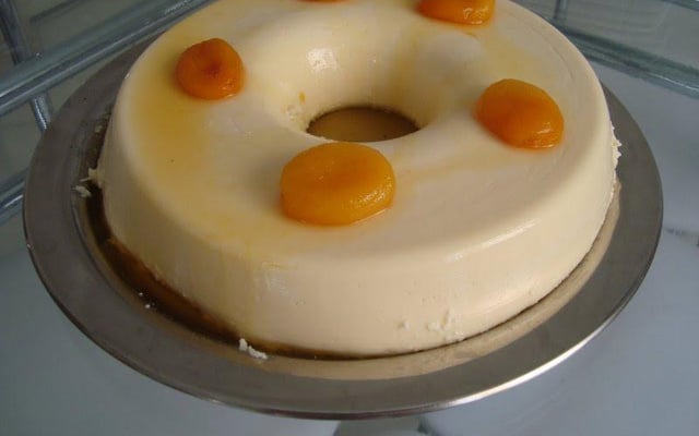 Manjar com calda de damasco