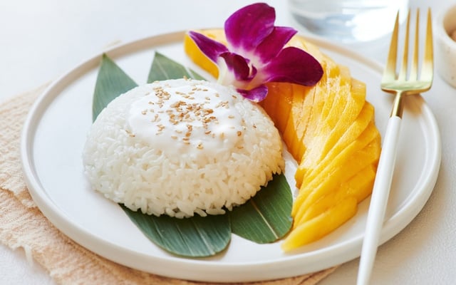 Arroz doce de manga com leite de coco e gergelim