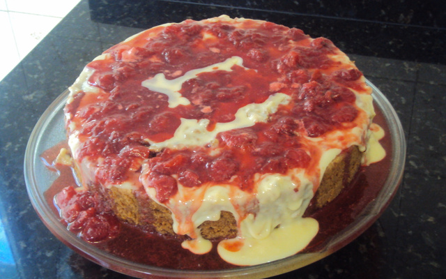 Bolo mesclado com calda de morango