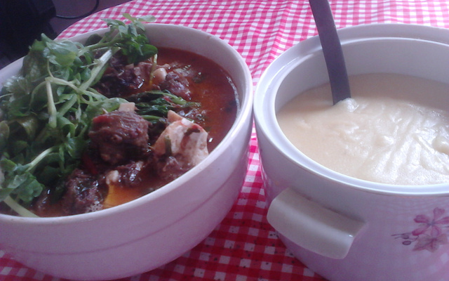 Rabada com polenta e agrião