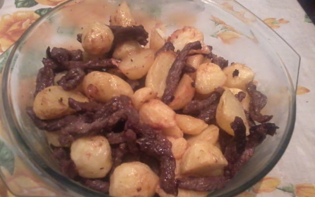 Tirinhas de contrafilé com batatas super práticas