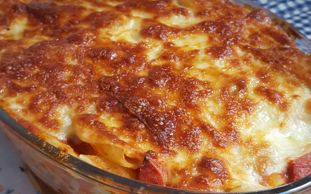 Macarrão ao molho de calabresa e requeijão