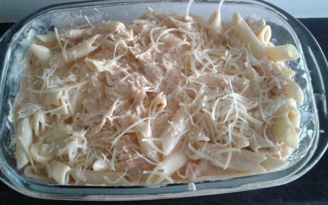 Macarrão com frango desfiado