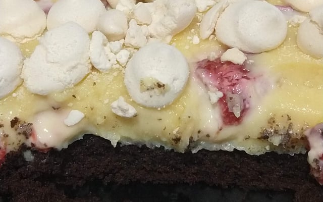 Bolo na travessa de ninho com morangos da Lu