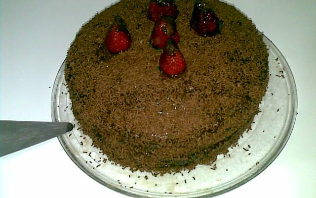 Bolo de chocolate com morangos