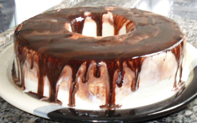 Bolo e sorvete de coco