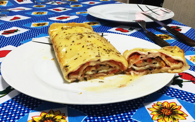 Rocambole de massa de pastel