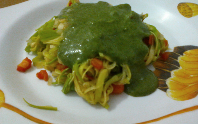 Espaguete de abobrinha com creme de espinafre