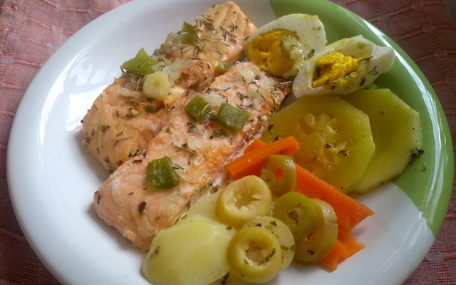 Salmão ao molho de manteiga (rápido e prático)