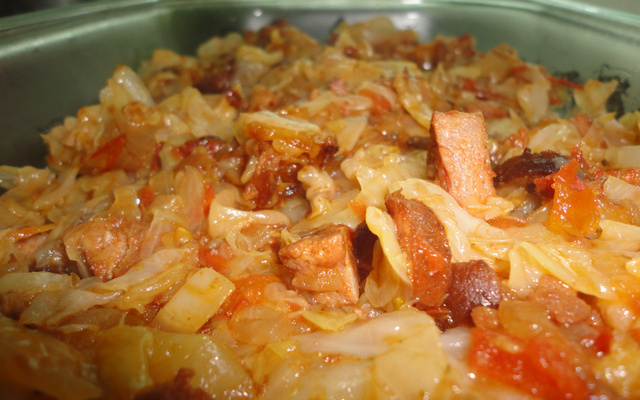 Refogado de repolho, calabresa e bacon