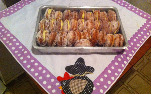 Sonho com recheio de doce de leite