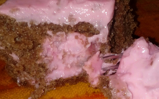 Bolo de chocolate com cobertura de pudim