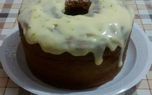 Bolo de iogurte com cobertura de leite condensado e limão
