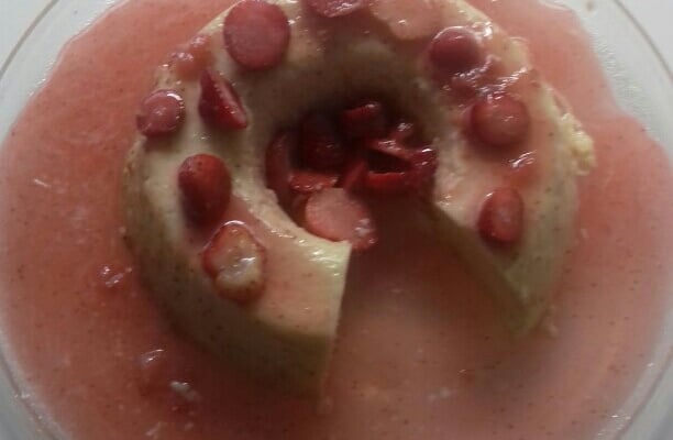 Pudim de chocolate branco com calda de morango