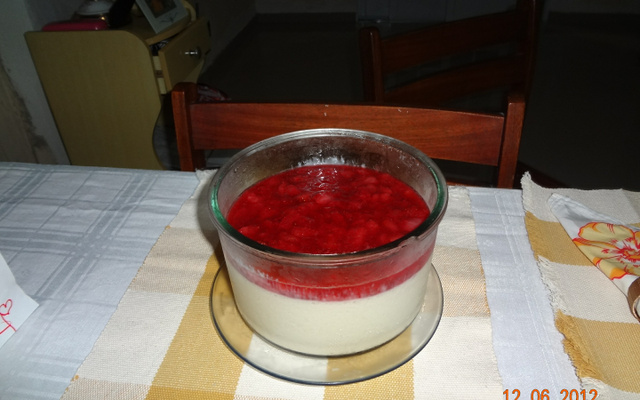 Creme de iogurte com calda de morango