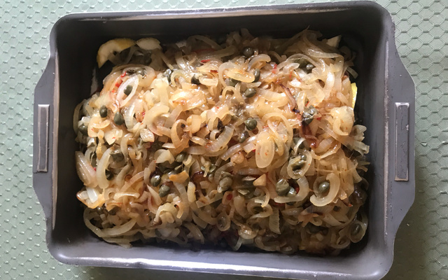 SALMÃO COM CEBOLAS CARAMELADAS E ALCAPARRAS