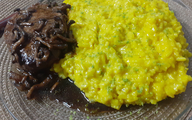 Risoto de limão com medalhão de filé mignon e shimeji