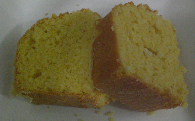 Bolo de fubá com coco