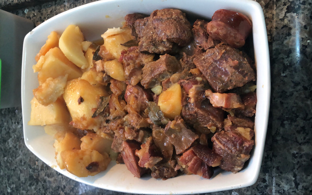 Costela bovina na panela de pressão com linguiça calabresa e bacon
