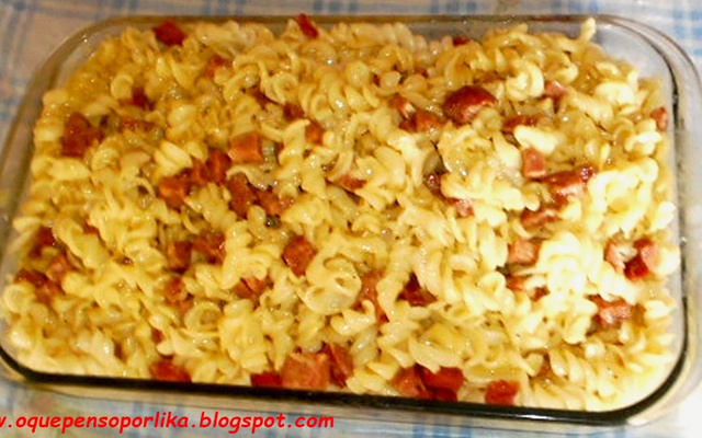 Macarrão com molho de maracujá e calabresa