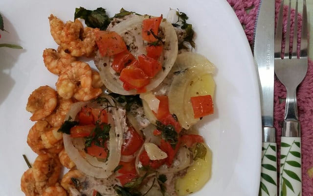 Sardinha ao forno com batata, cebola e tomate