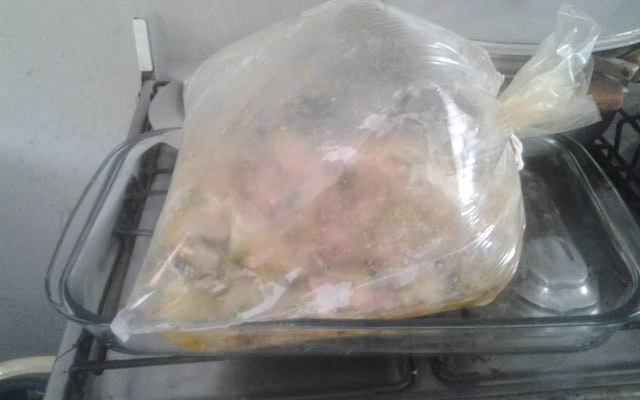 Coxa e sobre coxa assada no saco de polyéster