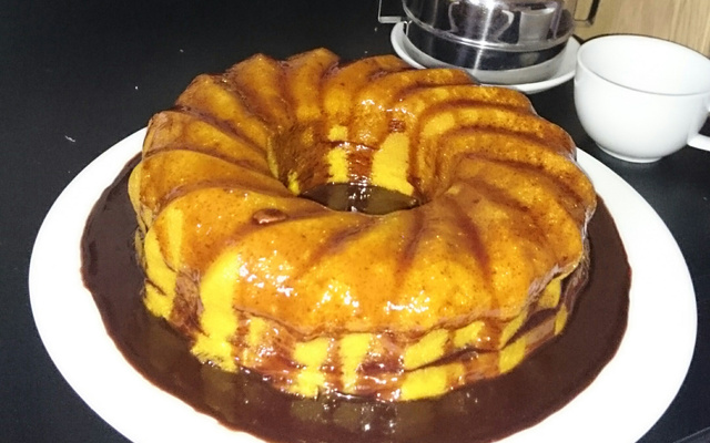Bolo de cenoura com calda de chocolate de microondas
