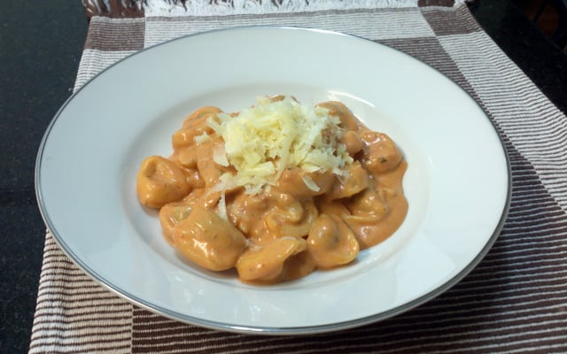 Capeletti ao molho cream cheese