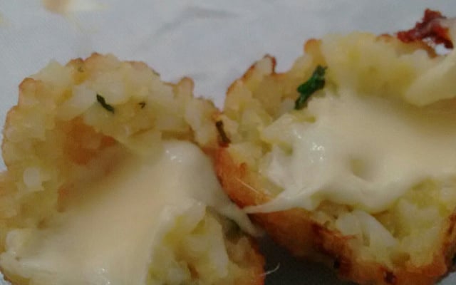 Bolinho de arroz recheado com queijo