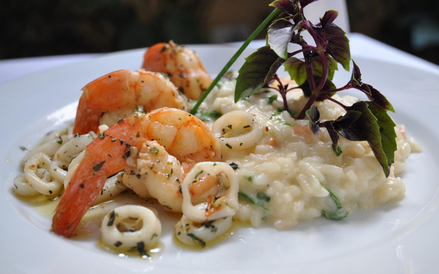 Lulas em anéis com risoto de tomates frescos e rúcula