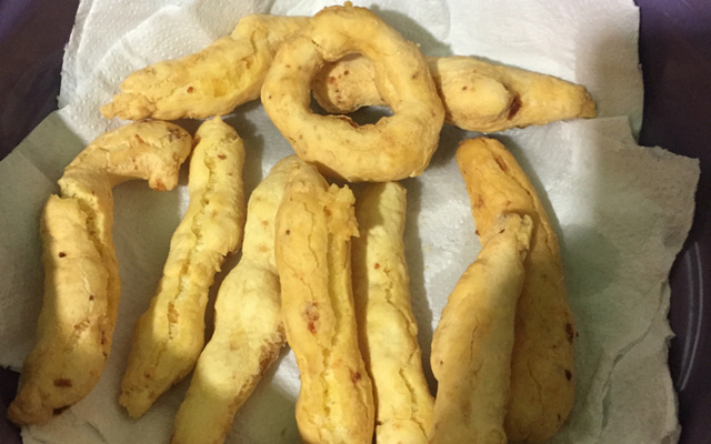 Biscoito de polvilho frito com queijo (não estoura ao fritar)